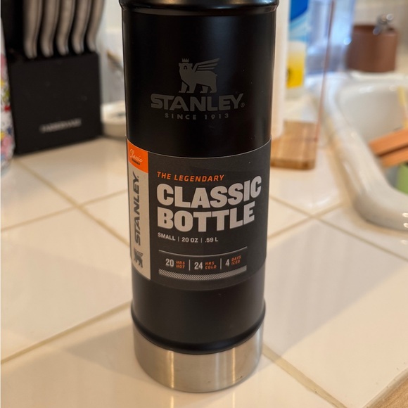 NWT! STANLEY the legendary classic bottle 20oz - Picture 2 of 4